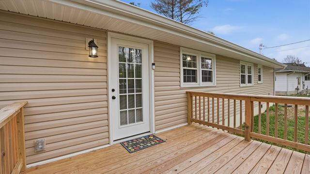 606 Rickenbacker Dr, Tullahoma, TN 37388