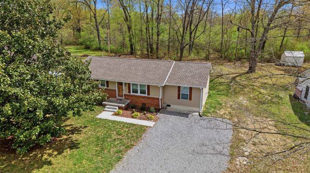 606 Rickenbacker Dr, Tullahoma, TN 37388