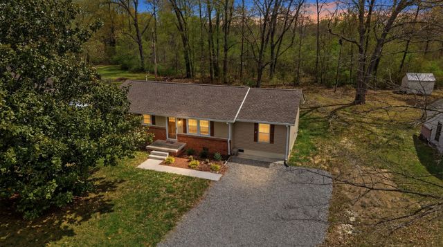 606 Rickenbacker Dr, Tullahoma, TN 37388