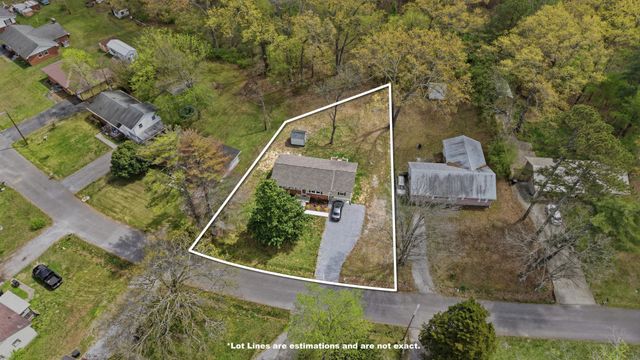 606 Rickenbacker Dr, Tullahoma, TN 37388