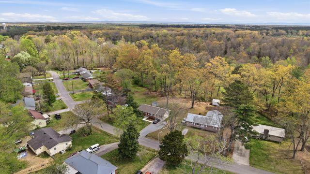 606 Rickenbacker Dr, Tullahoma, TN 37388