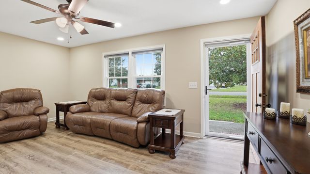 606 Rickenbacker Dr, Tullahoma, TN 37388