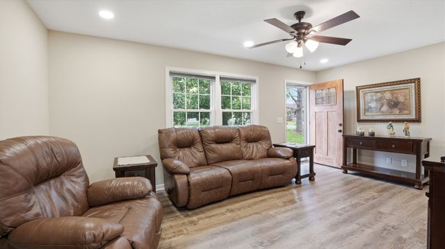 606 Rickenbacker Dr, Tullahoma, TN 37388