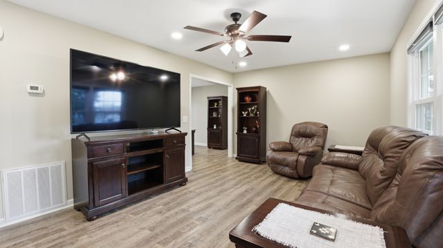 606 Rickenbacker Dr, Tullahoma, TN 37388