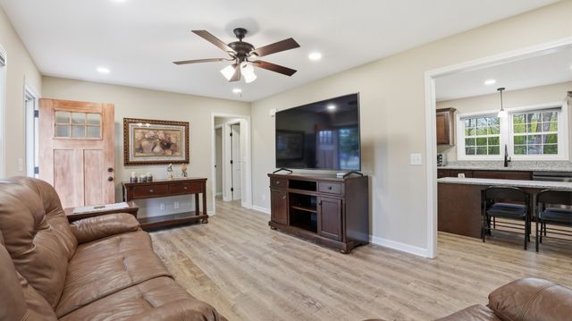 606 Rickenbacker Dr, Tullahoma, TN 37388