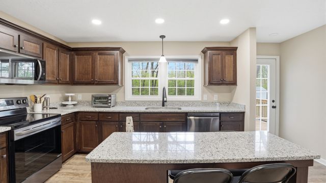 606 Rickenbacker Dr, Tullahoma, TN 37388