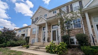 852 S Insignia Court 852, Palatine, IL 60067