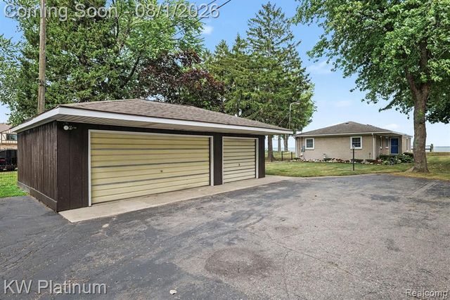 32200 Jefferson Avenue, Saint Clair Shores, MI 48082