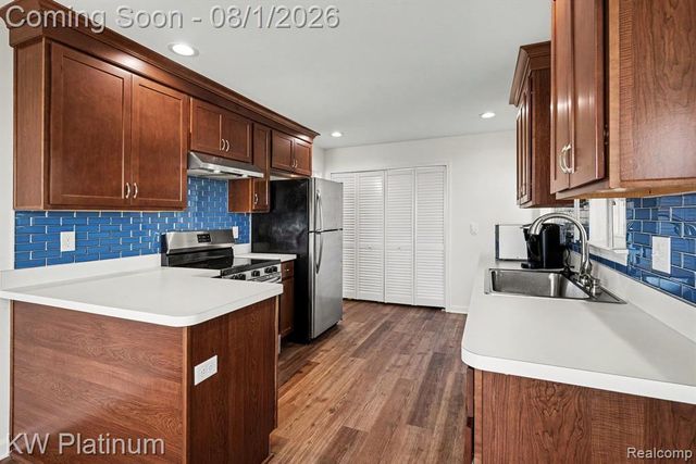32200 Jefferson Avenue, Saint Clair Shores, MI 48082