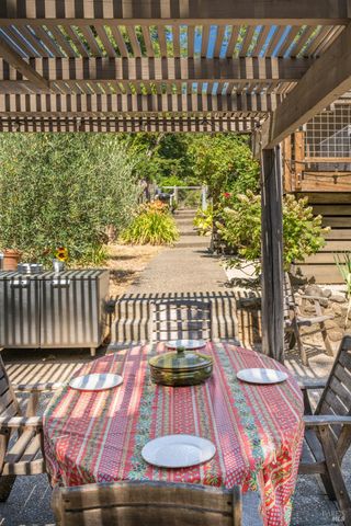 14856 Chalk Hill Rd, Healdsburg, CA 95448