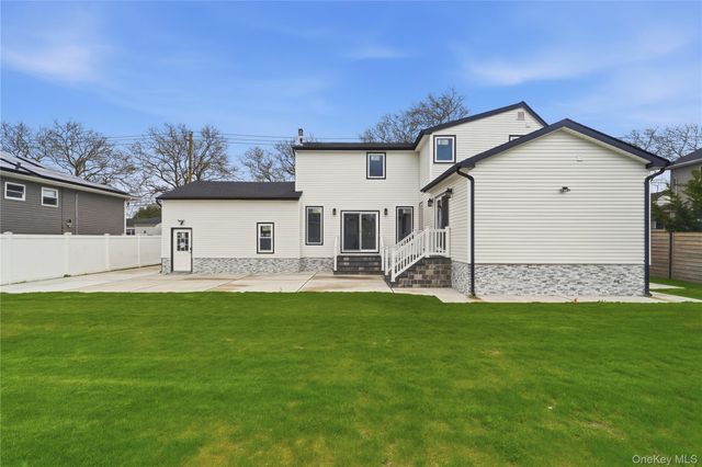 219 Granada Parkway, Lindenhurst, NY 11757