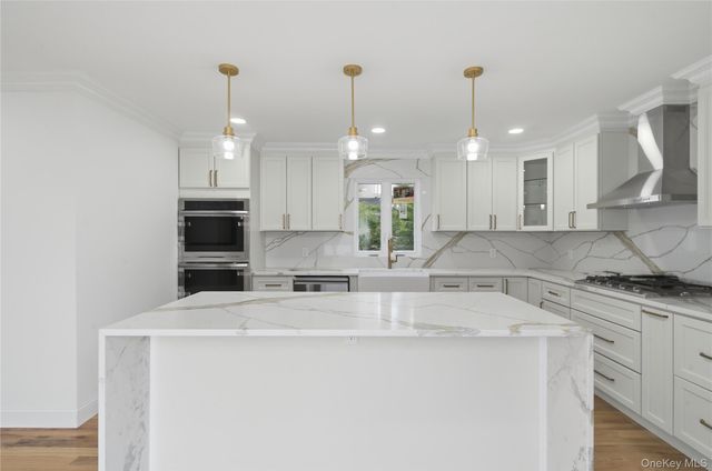 219 Granada Parkway, Lindenhurst, NY 11757