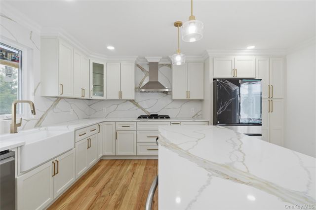 219 Granada Parkway, Lindenhurst, NY 11757