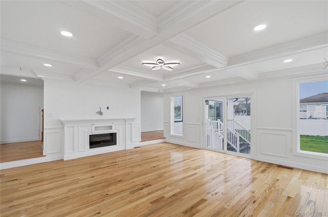 219 Granada Parkway, Lindenhurst, NY 11757