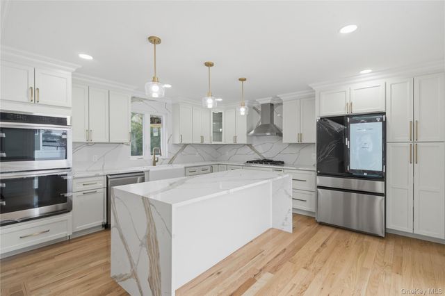 219 Granada Parkway, Lindenhurst, NY 11757