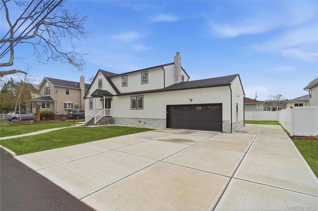 219 Granada Parkway, Lindenhurst, NY 11757