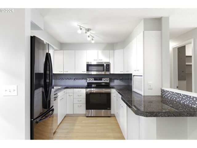 15060 Sw VILLAGE Ln, Beaverton, OR 97007