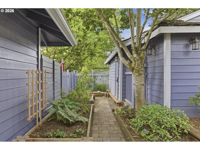 15060 Sw VILLAGE Ln, Beaverton, OR 97007