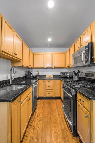 13 Bryant Cres 1D, White Plains, NY 10605