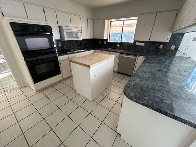 3237 Sapphire Street, Bedford, TX 76021