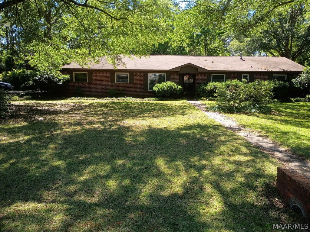 2725 Lakeview Court, Millbrook, AL 36054
