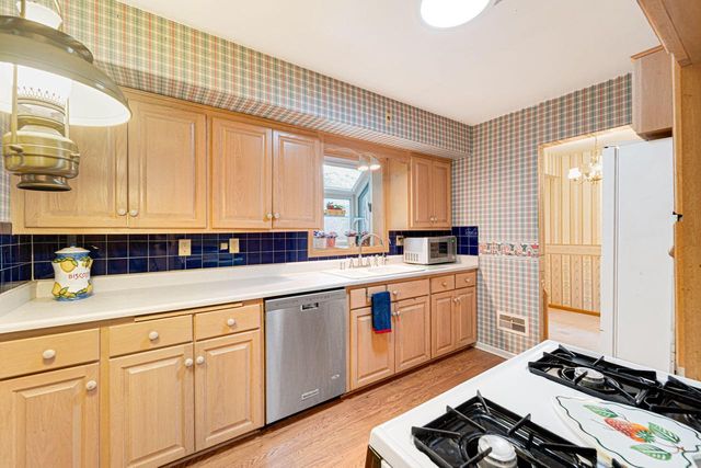 2450 W Wingate AVENUE, Glendale, WI 53209