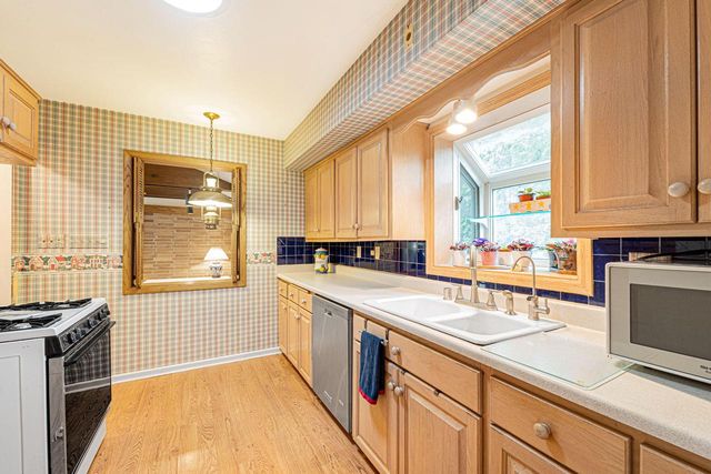 2450 W Wingate AVENUE, Glendale, WI 53209
