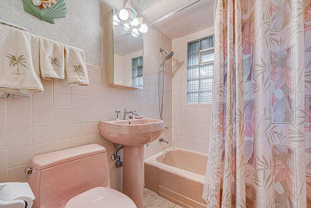 2450 W Wingate AVENUE, Glendale, WI 53209
