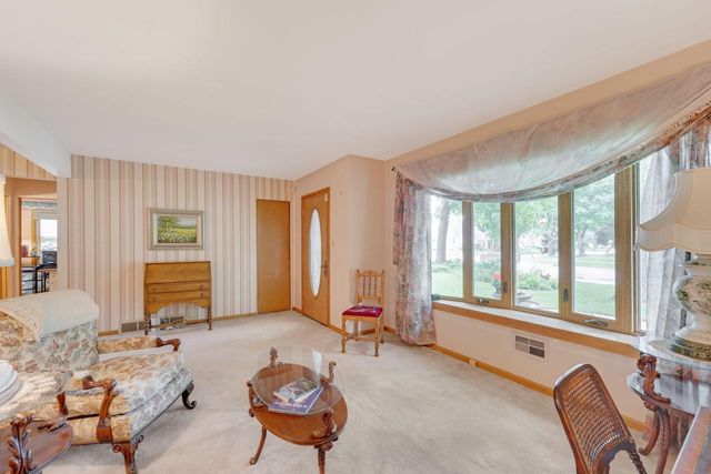 2450 W Wingate AVENUE, Glendale, WI 53209