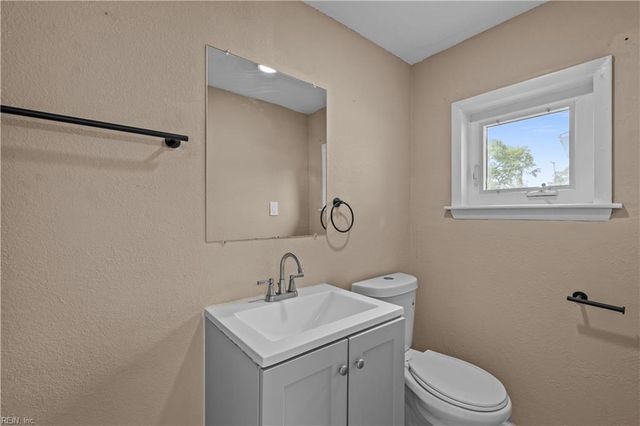 902 Mineo LN, Portsmouth, VA 23701