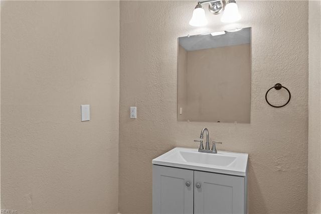 902 Mineo LN, Portsmouth, VA 23701