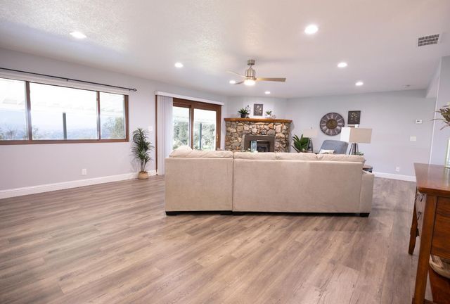 41443 Roaring River Court, Coarsegold, CA 93614