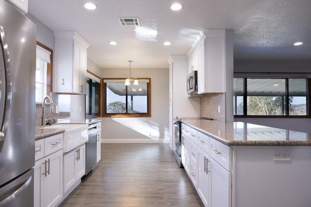 41443 Roaring River Court, Coarsegold, CA 93614