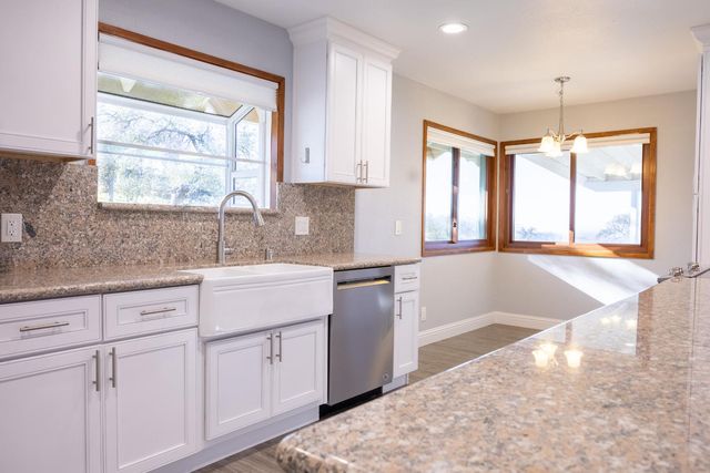 41443 Roaring River Court, Coarsegold, CA 93614