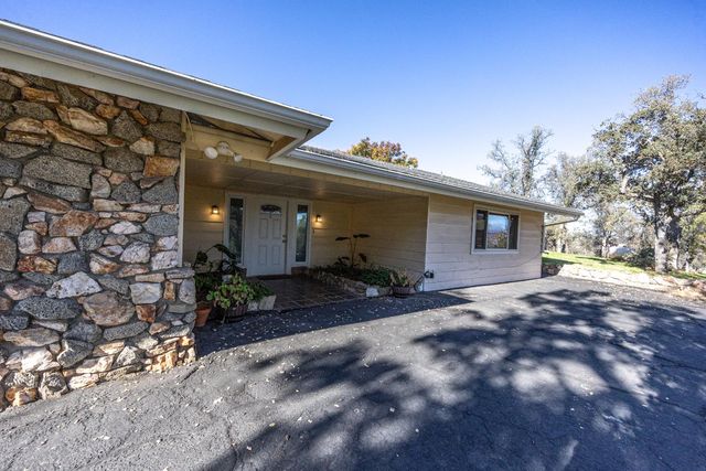 41443 Roaring River Court, Coarsegold, CA 93614