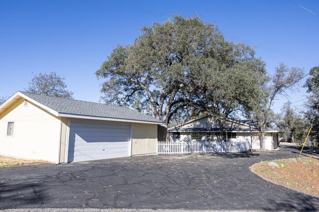 41443 Roaring River Court, Coarsegold, CA 93614