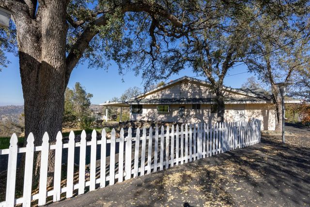 41443 Roaring River Court, Coarsegold, CA 93614