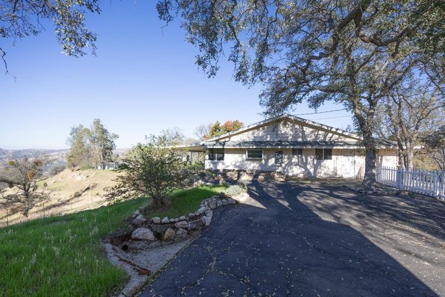 41443 Roaring River Court, Coarsegold, CA 93614