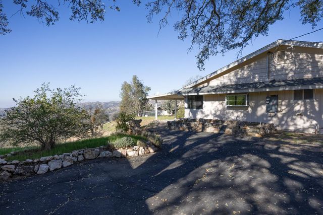 41443 Roaring River Court, Coarsegold, CA 93614
