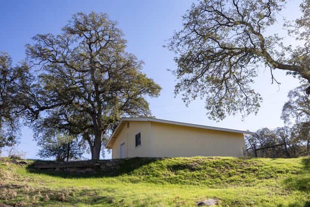 41443 Roaring River Court, Coarsegold, CA 93614