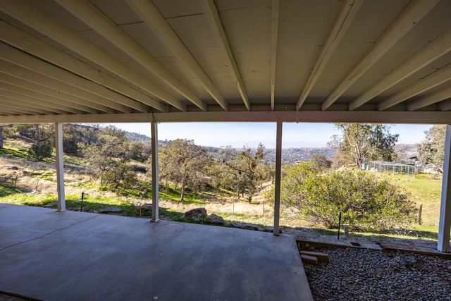 41443 Roaring River Court, Coarsegold, CA 93614