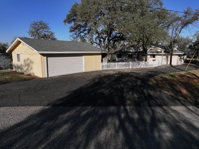 41443 Roaring River Court, Coarsegold, CA 93614