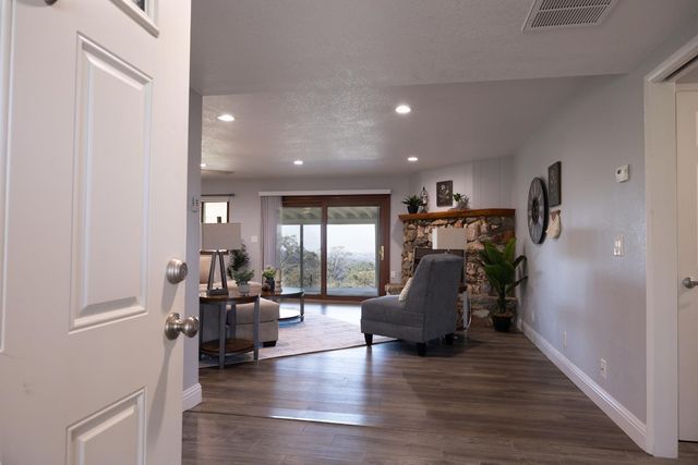 41443 Roaring River Court, Coarsegold, CA 93614