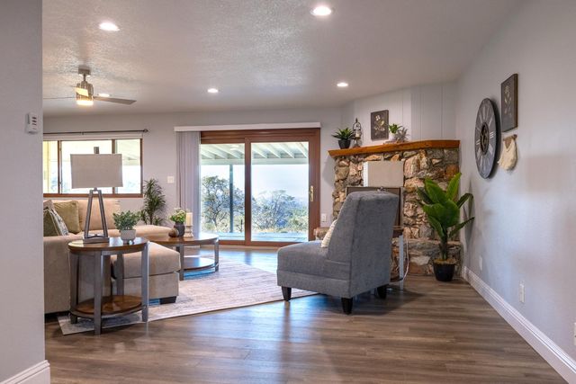41443 Roaring River Court, Coarsegold, CA 93614