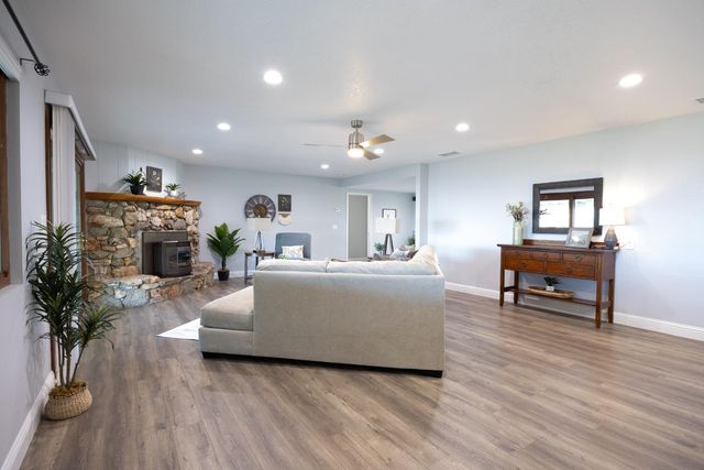 41443 Roaring River Court, Coarsegold, CA 93614