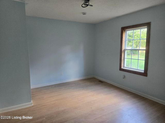 4534 Lake Dreamland Rd, Louisville, KY 40216