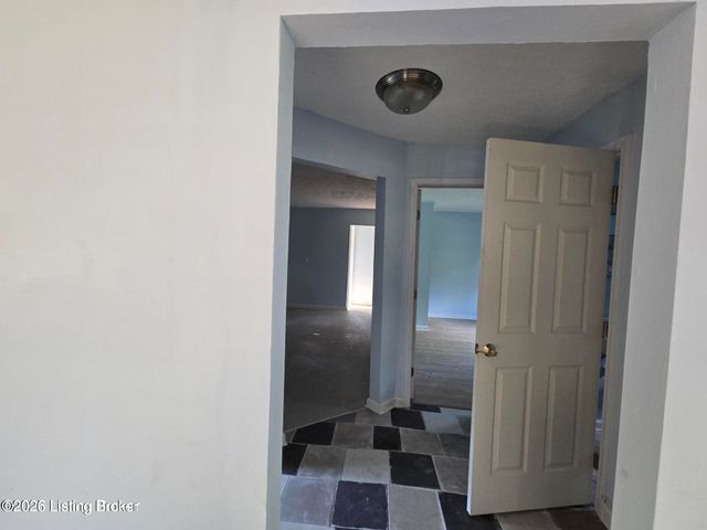 4534 Lake Dreamland Rd, Louisville, KY 40216