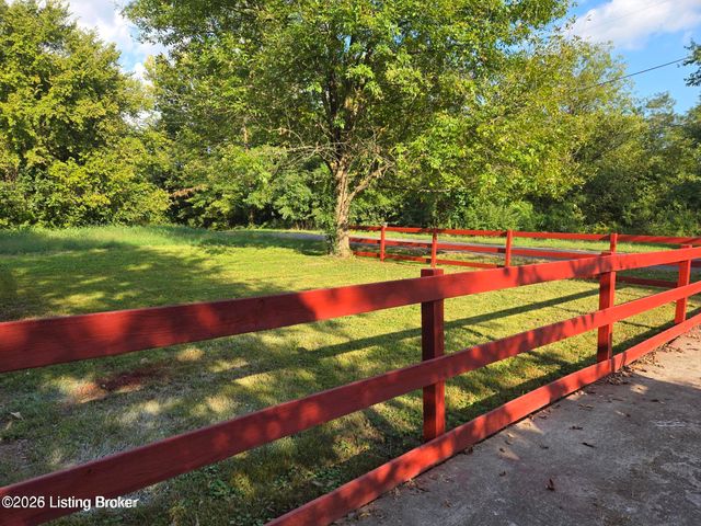 4534 Lake Dreamland Rd, Louisville, KY 40216