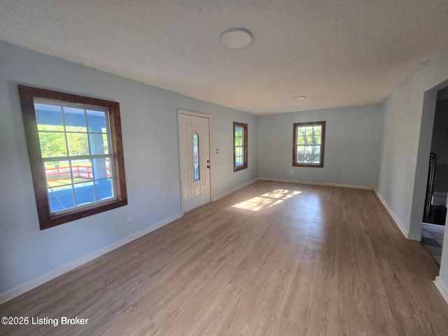 4534 Lake Dreamland Rd, Louisville, KY 40216