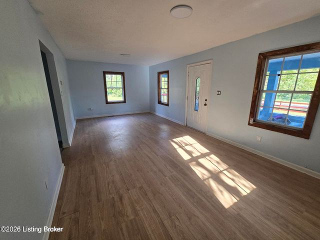 4534 Lake Dreamland Rd, Louisville, KY 40216